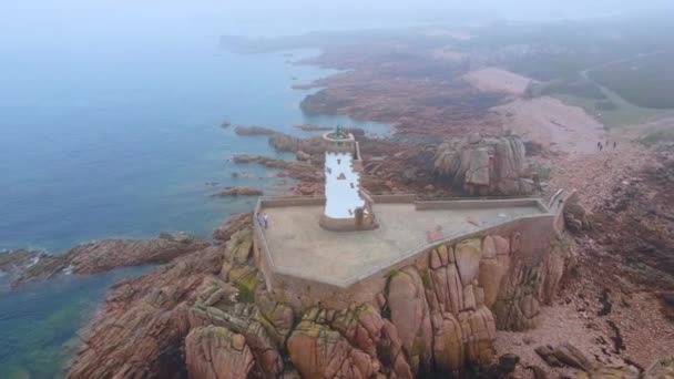 フランス ブルターニュのブレート島の霧の多い天気の下で パオン灯台の周りを旋回する — ストック動画