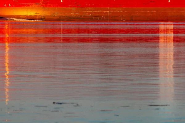 Abstract Vibrant Reflection Boat Water Surface — Stock Photo, Image