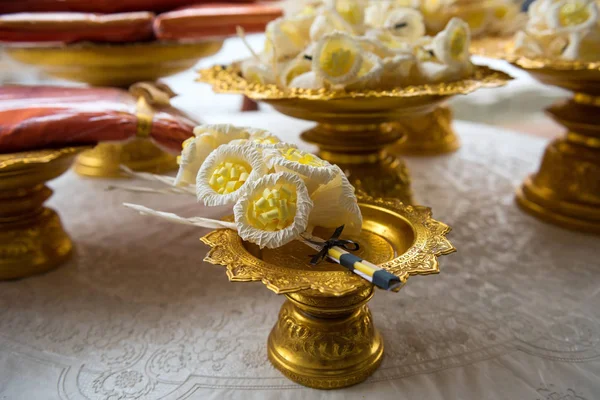 Flores Artificiais Sândalo Manto Monge Amarelo Bandeja Dourada Para Cremação — Fotografia de Stock