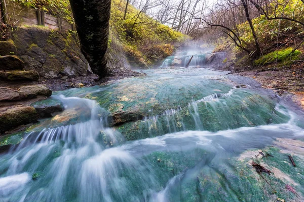 Оюнумагава Горячая Родниковая Каскадная Вода Разноцветной Зеленой Скалой Вызванной Серой — стоковое фото