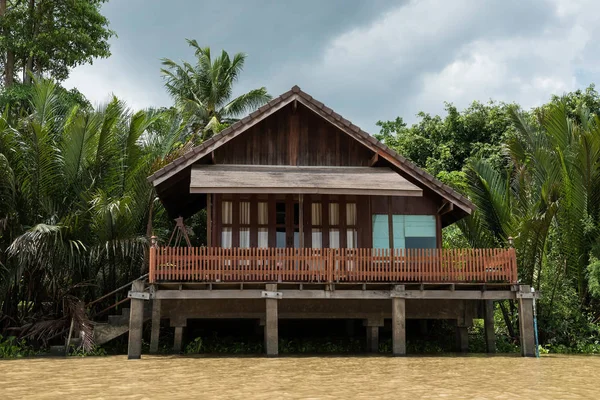 Rumah Tradisional Thailand Dengan Perkebunan Kelapa Sawit Dekat Sungai Bang — Stok Foto