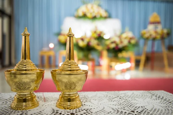 Mały Złoty Mosiądzu Wazon Garnki Wlać Wody Azjatycka Buddyjskich Ceremonii — Zdjęcie stockowe