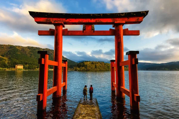 Pareja Japonesa Puerta Torii Roja Del Santuario Hakone Situado Lago — Foto de Stock