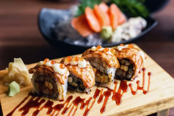 Gegrillte Oder Brennende Lachs Sushi Nigiri Rollen Auf Holzteller Mit — Stockfoto