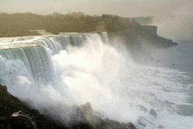 Niagara falls veya Buffalo City, ABD gündoğumu sırasında şelaleler. İşte Kanada ve Amerika Birleşik Devletleri arasında uluslararası sınırında yer alan üç şelaleler