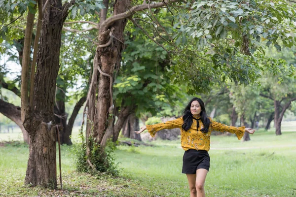 Menina Bonita Boêmio Bronzeado Asiático Estilo Boho Roupa Andar Relaxar — Fotografia de Stock