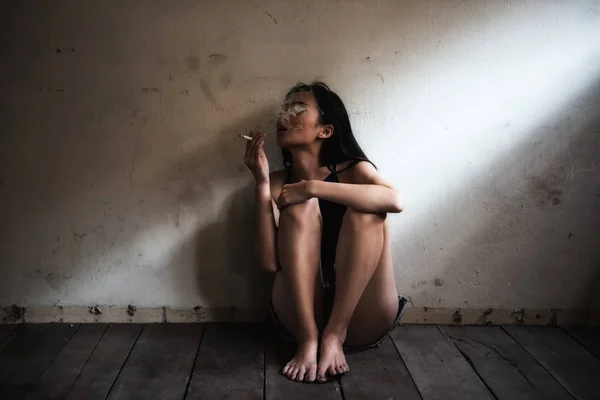 Depressed Asian Beautiful Woman Sitting Smoking Cigarette Dirty Wall Light — Stock Photo, Image