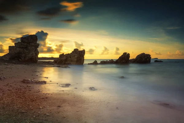 Морський Пейзаж Природним Кам Яні Арки Сходом Сонця Rayong Біч — стокове фото