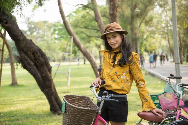 Mulher Boêmia Muito Asiática Tan Com Bicicleta Velha Para Andar — Fotografia de Stock