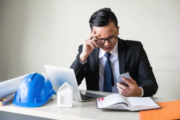 Gestresste Asiatische Geschäftsleute Lesen Schlechte Projektnachrichten Vom Smartphone Und Bekommen — Stockfoto