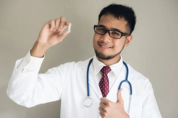 Gutaussehender Asiatischer Arzt Mit Medikamentenpille Und Klopft Auf Patienten Mit — Stockfoto
