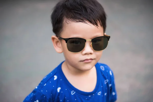 Portret Băiat Asiatic Chipeș Ochelari Soare Spațiu Copiere Pentru Text — Fotografie, imagine de stoc