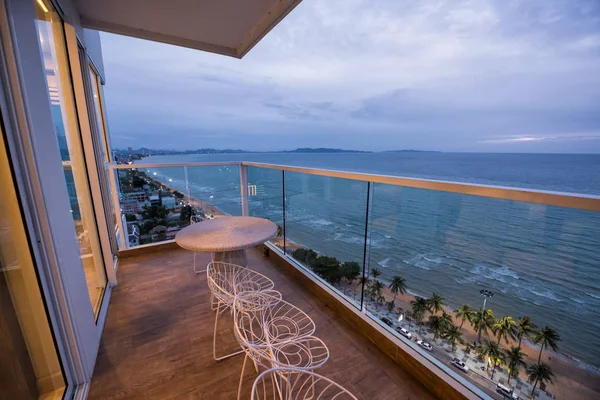 Stühle Und Tisch Auf Dem Balkon Der Luxus Eigentumswohnung Sehen — Stockfoto