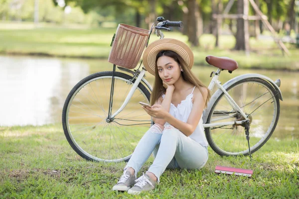 Retrato Sorriso Mulher Asiática Feliz Com Chapéu Jogar Mídia Social — Fotografia de Stock