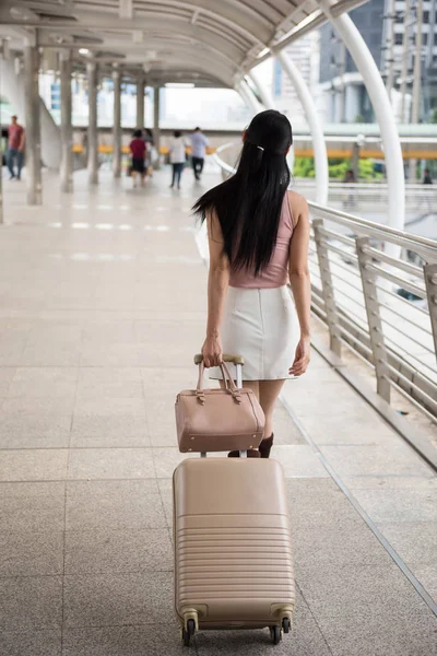 Tyłu Ujęcie Chiński Podróżnik Kobiece Wyciągnąć Bagaż Nosić Torebkę Architekturze — Zdjęcie stockowe