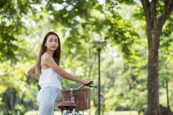Asiático Bela Mulher Feliz Olhar Para Jardim Verão Enquanto Roda — Fotografia de Stock