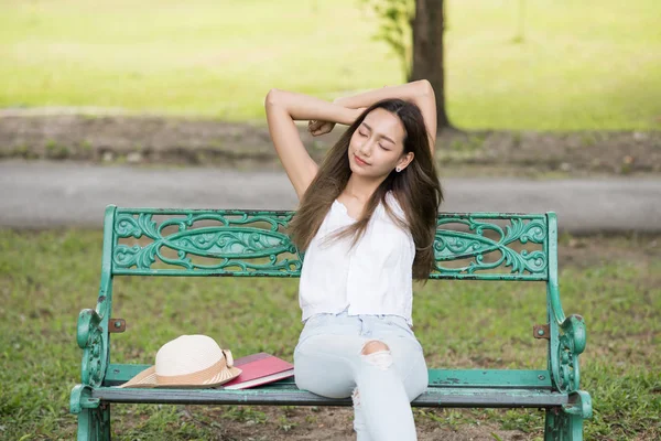 Asiática Bela Morena Esticar Braços Sentar Cadeira Jardim Para Relaxar — Fotografia de Stock