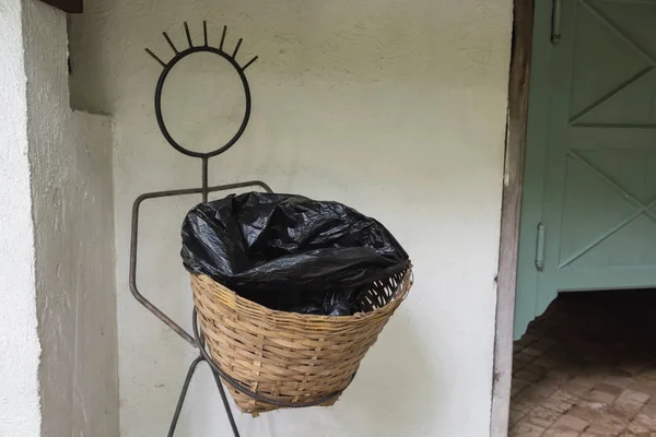 Modell Einer Künstlichen Eisenpuppe Trägt Mülleimer Der Nähe Der Toilettentür — Stockfoto