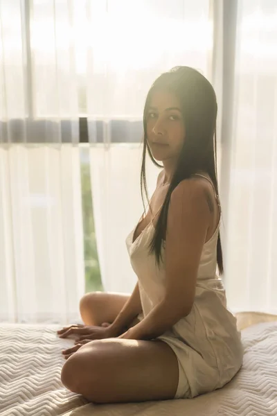 Sexy Asiatische Schöne Frau Weißer Unterwäsche Pyjama Und Kein Sitzt — Stockfoto