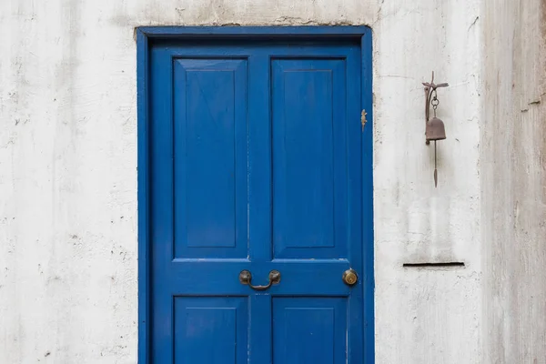 Antike Ikonische Blaue Holztür Mit Schmutziger Weißer Wand Glocke Und — Stockfoto