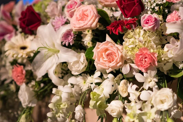 Bujnych Kwiatów Układ Wesele Różne Dekoracje Kwiaty — Zdjęcie stockowe