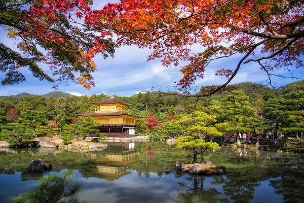 赤いカエデの葉と京都で秋の庭金閣寺金閣 特に関西圏で最も有名な日本のランドマークの一つ — ストック写真