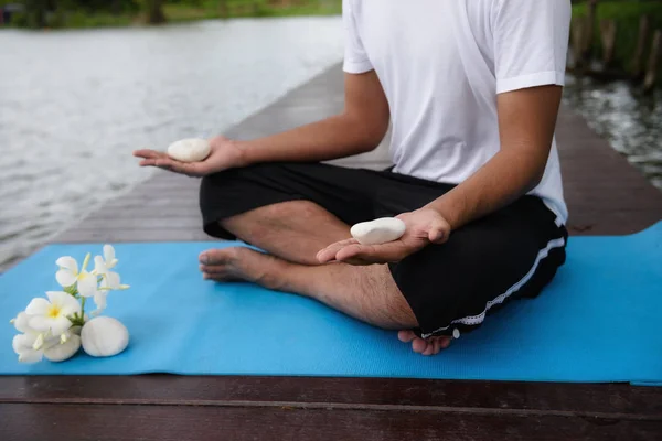 Exercício Meditação Mão Ioga Com Rocha Branca Ponte Madeira Perto — Fotografia de Stock