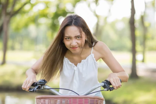 Closeup Retrato Bela Mulher Asiática Engraçada Andar Bicicleta Com Pôr — Fotografia de Stock
