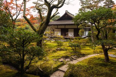 Güzel sonbahar Bahçe, Kyoto, Japonya ile Ginkakuji Tapınağı. Çoğu Kansai sezon özellikle sırasında ünlü yerlerinden düşen aşağıdakilerden.