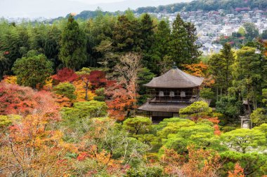 Üstten görünüm Peyzaj Sonbahar yaprakları renk, Kyoto, Japonya ile Ginkakuji Tapınağı'nda gümüş Pavyonu. Çoğu Kansai sezon özellikle sırasında ünlü yerlerinden düşen aşağıdakilerden.