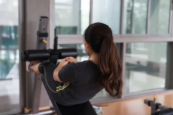 Slim Joven Mujer Asiática Haciendo Sentarse Ejercicio Con Máquina Gimnasio — Foto de Stock