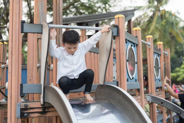 Glad Asiatiska Kid Boy Roar Glidning Lekplatsen Utomhus Stilig Barn — Stockfoto