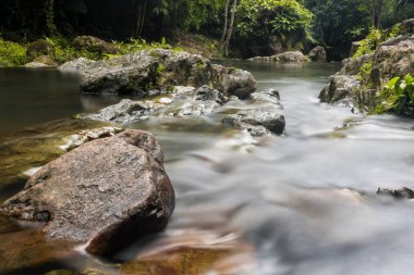 Şelale Sarika Milli Parkı, Nakhon Nayok, Tayland kayalardan akan su. Doğa arka plan ve yağışlı sezon sırasında seyahat hedef.