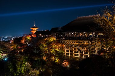 Peyzaj Sonbahar yaprakları renk Kiyomizu dera Tapınağı, Kyoto, Japonya'nda büyük bir veranda çevreleyen yanar. Kentsel şehir karşı ünlü dönüm noktası.