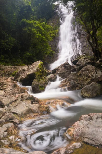 Vertikale Landschaft Des Bewegten Wasserfalls Sarika Nationalpark Nakhon Nayok Thailand — Stockfoto