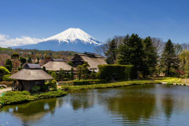 Oshino Hakkai Heritage Koyu üstten görünüm, Yamanashi, Japan tarafından ilkbaharda Mount Fujisan veya Fuji manzaralı