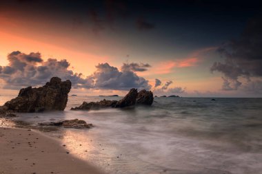 Deniz manzarası doğal taş kemer ile şafak alacakaranlık gökyüzü Rayong Beach, Tayland ile hareket. Büyük tıpa dalga tropikal bulanık deniz at Sunrise uzun pozlama.