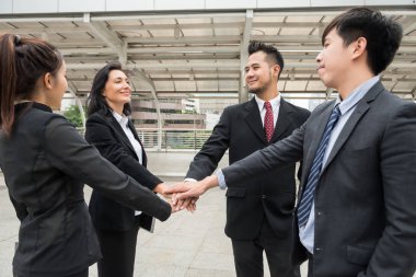 iş takım yığını başarılı proje ortakları için birbirlerinin üstüne eller. Hedefe ulaşmak için uluslararası çalışan ekip ve mutlu zafer kopya alanı metin için birlikte paylaşmak için.