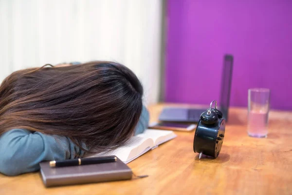 Müde Studentin Schläft Haus Auf Lehrbuch Über Arbeitstisch Ernsthaft Erschöpft — Stockfoto