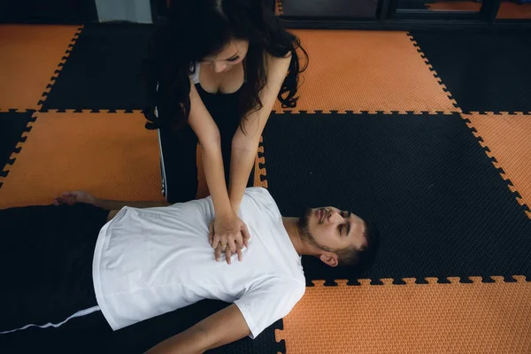 Entrenador Sexy Fitness Que Resucitación Cardiopulmonar Rcp Técnicas Que Salvan — Foto de Stock