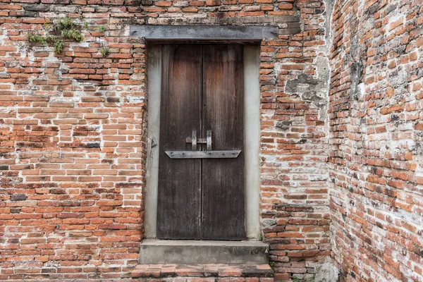 Traditionele Thaise Houten Deur Oude Bakstenen Muur Van Antieke Ayutthaya — Stockfoto