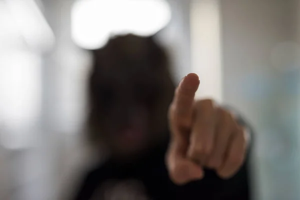 2018 ハロウィンのコンセプトです 狼マスク脅威被害者と人間の指をクローズ アップ 恐怖し コピーのテキストのための領域を恐れてください — ストック写真