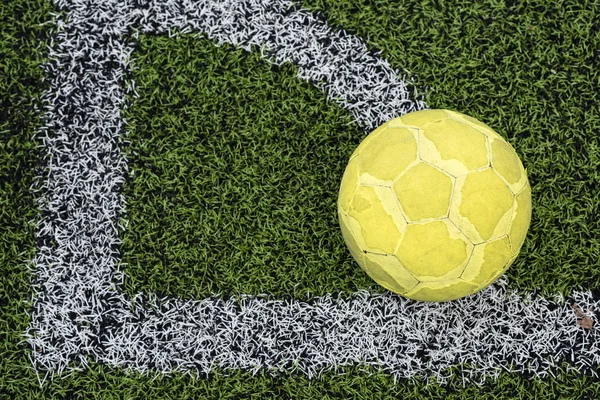 老黄色足球 橄榄球在人造草角落线在足球体育场与拷贝空间为文本背景 户外运动与目标概念 — 图库照片