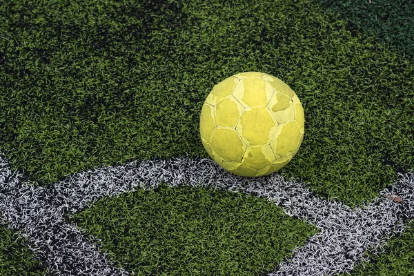 古い黄色のサッカー ボール テキスト背景にコピー スペースを持つサッカー スタジアムの人工芝コーナー行にサッカー 屋外スポーツの目標概念 — ストック写真
