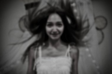 Bulanık soyut resim olan beyaz pijama ve hareket uzun tüyleri Asya hayalet kadın. Cadılar Bayramı giysi yaratma kavramı. Ürkütücü siyah beyaz fotoğraf.