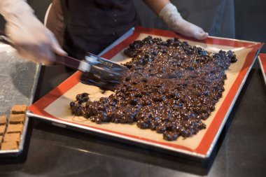 Profesyonel pudra brownie kek için dökmek için el yapımı çikolata fudge yapma. Yemek ve kahve dükkanında catering.