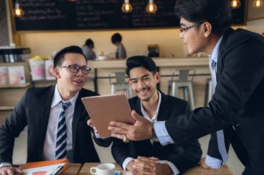 çalışma ekibi ile işadamı patron kahve dükkanında dijital tablet kullanarak proje tartışmak. planı, bağımsız değişken, kontrol ve anlaşma yapmak mutlu. Ekip çalışması kavramı.