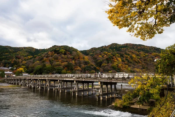 Togetsukyo Bridge Nad Rzeką Katsura Cooful Jesiennych Liści Liść Góry — Zdjęcie stockowe