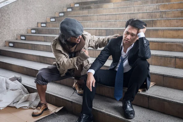 Gamla Hemlös Man Jubel Upp Stressad Eller Sparken Affärsman Trappa — Stockfoto