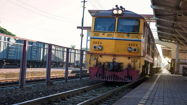 Nakhon Ratchasima Thailand September 2018 Thailändische Bahnen Regionalzug Kommt Abends — Stockfoto